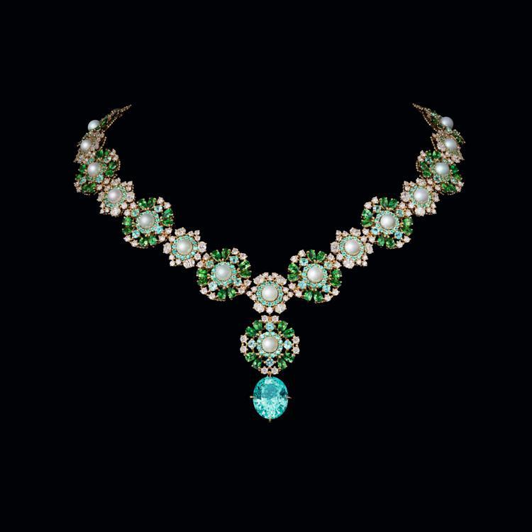 Dior全新Les Jardins de la Couture高級珠寶系列Galon Fleuri帕拉伊巴碧璽項鍊，18K金鑲嵌帕拉伊巴碧璽主石8.04克拉、鑽石、沙弗萊石、珍珠。圖／Dior提供