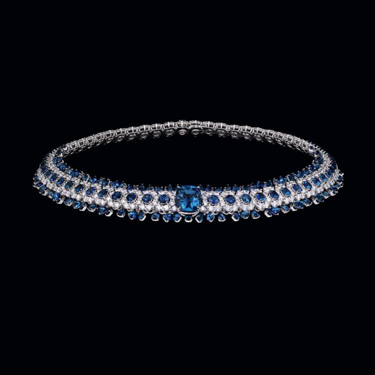 Dior全新Les Jardins de la Couture高級珠寶系列Galon Fleuri藍寶鑽石耳環，18K白金鑲嵌鑽石、藍寶石、藍寶主石8.08克拉。圖／Dior提供