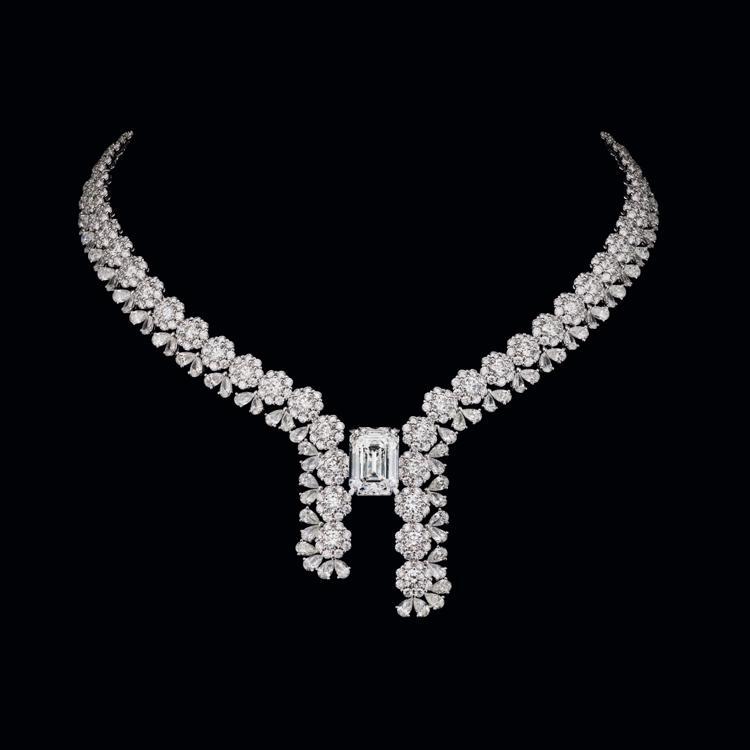 Dior全新Les Jardins de la Couture高級珠寶系列Galon Fleuri鑽石項鍊，18K白金鑲嵌鑽石、主鑽12.08克拉D-FL type IIA等級。圖／Dior提供