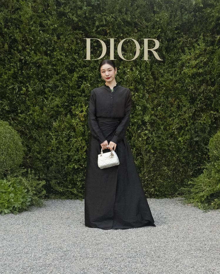 Dior品牌大使金妍兒穿Dior 2023早秋黑色絲質裙裝，配戴Rose玫瑰金祖母綠鑲鑽項鍊、耳環以及Couture鑲鑽戒指出席Dior高級珠寶發表會。圖／Dior提供