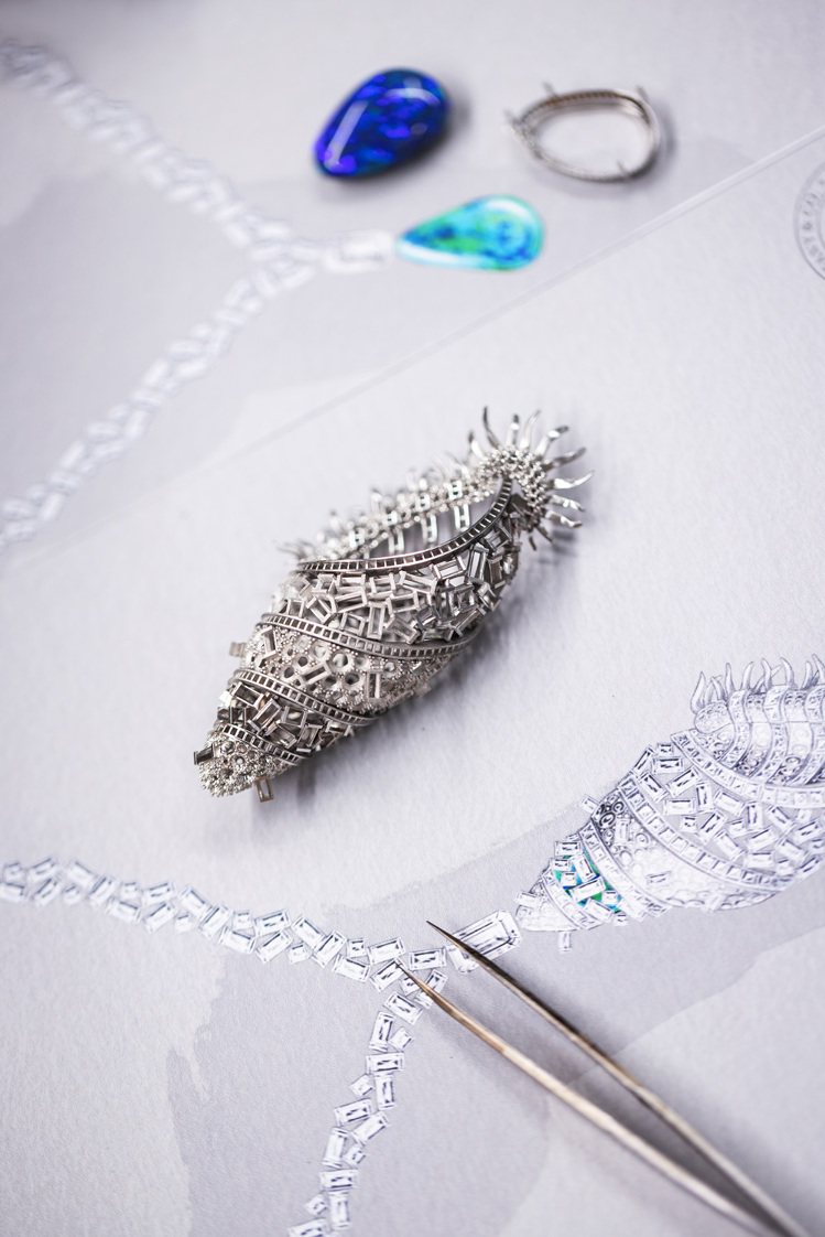 Tiffany 2023 Blue Book幻海秘境系列滄海拾貝主題項鍊，鉑金與鑲嵌黑色蛋白石與鑽石。圖／Tiffany提供
