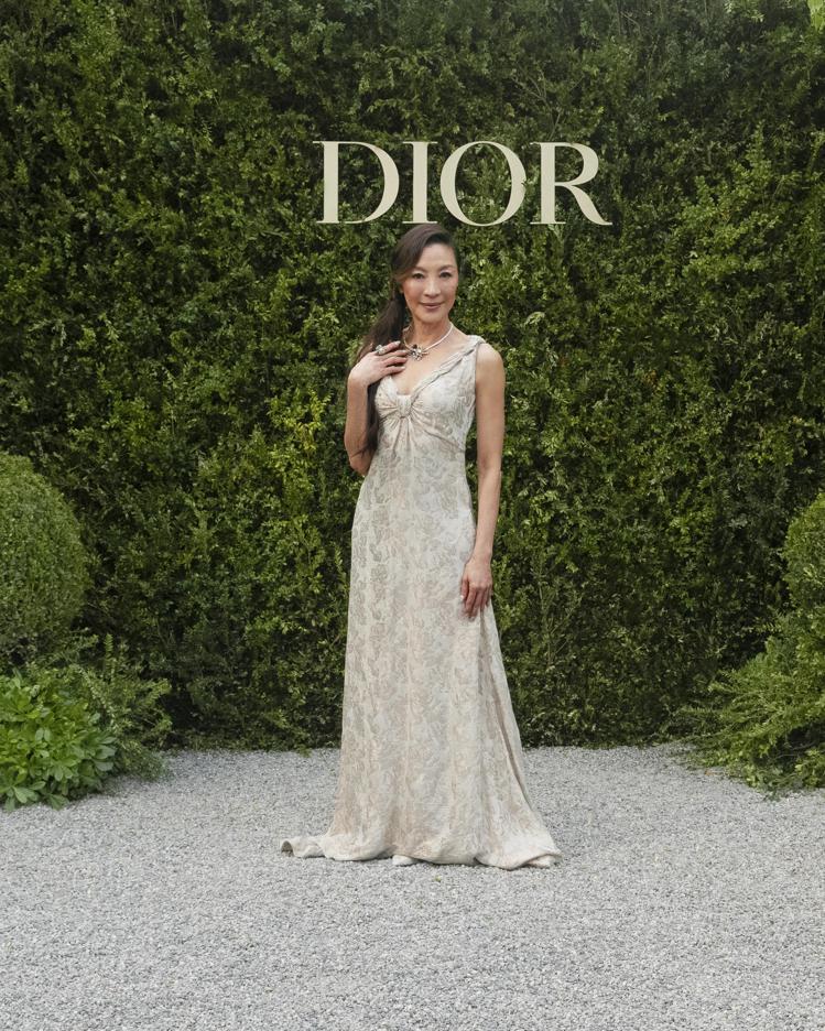新科奧斯卡影后楊紫瓊穿淡雅金色Dior 2023春夏高級訂製服配戴Versailles項鍊與18K金鑲鑽戒指出席Dior高級珠寶發表會。圖／Dior提供