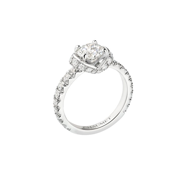 CHAUMET Liens d'Amour 鉑金單鑽戒指，價格店洽。圖／CHAUMET提供