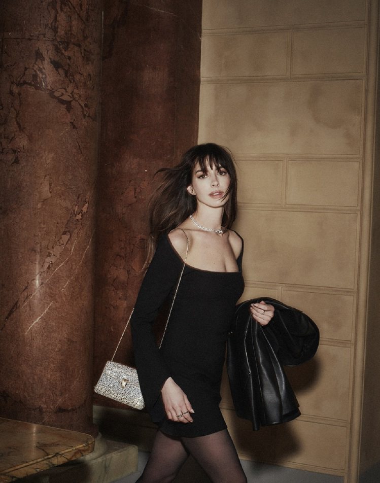寶格麗品牌代言人安海瑟薇以黑色洋裝搭配BVLGARI SERPENTI FOREVER水晶星塵銀色麂皮肩背包。圖／寶格麗提供