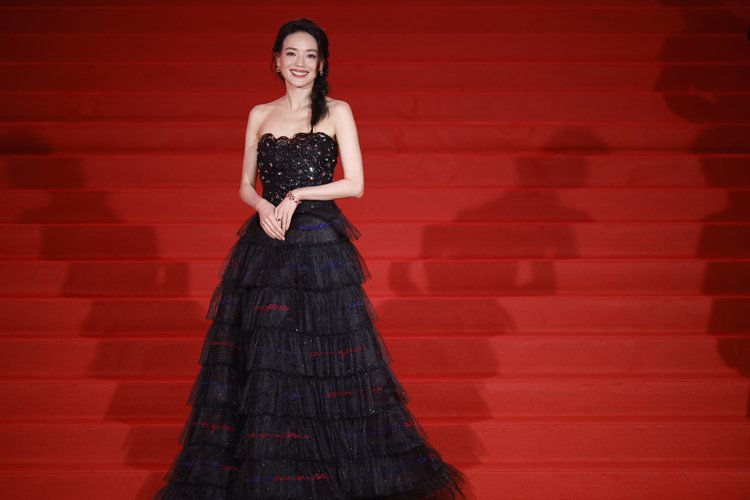 舒淇出席上海電影節活動，以一襲Giorgio Armani Privé 2017年款的黑色高級訂製服驚豔全場。圖／Giorgio Armani提供