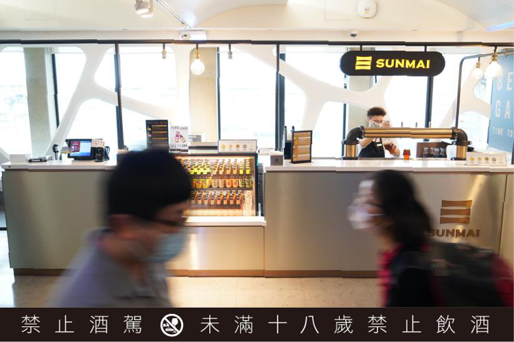 「SUNMAI BAR 航站一店」提供桃機旅客候機時小酌放鬆的新選擇。圖／金色三麥提供。提醒您：禁止酒駕 飲酒過量有礙健康。