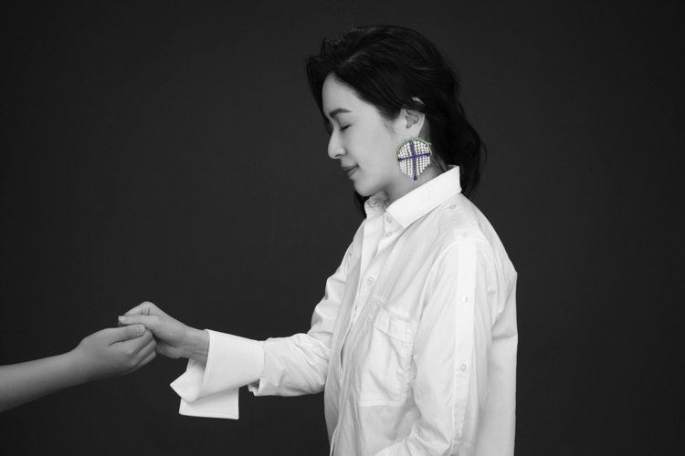 「一五一十 讓愛聚首」慈善攝影展，炆久之芯品牌創辦人蔡依珊與兒子。圖／CINDY CHAO The Art Jewel提供