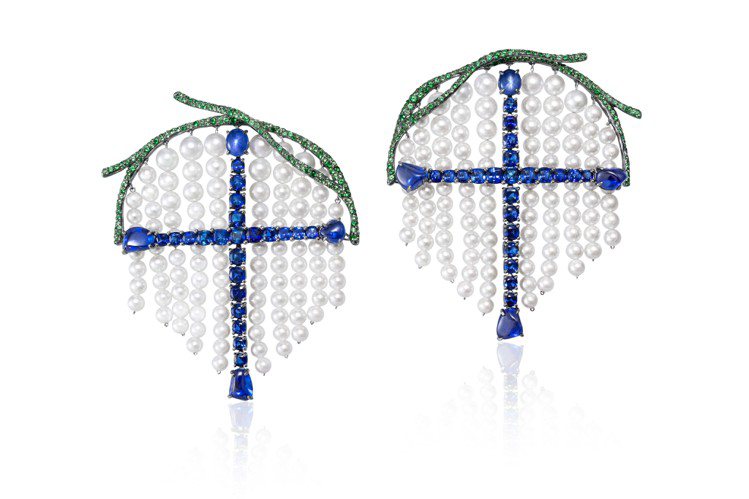 「一五一十 讓愛聚首」慈善藝術珠寶炆久之芯品牌創辦人，蔡依珊配戴1510 Charity Art Jewel by Cindy Chao藍寶石珍珠耳環。圖／CINDY CHAO The Art Jewel提供