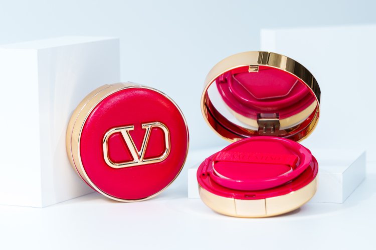 Valentino Beauty高訂輕透氣墊粉餅／全5色／2,900元。圖／Valentino Beauty提供