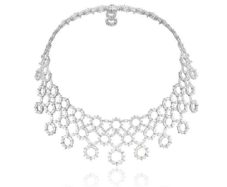 瑪麗亞凱莉配戴的蕭邦高級珠寶系列18K白金項鍊，鑲嵌39克拉欖尖形切割鑽石與1.78克拉鑽石。圖／蕭邦提供