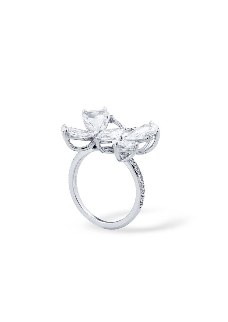 瑪麗亞凱莉配戴的蕭邦高級珠寶系列18K白金戒指，鑲嵌3.47克拉欖尖形切割鑽石、梨形切割鑽石與玫瑰切工鑽石。圖／蕭邦提供