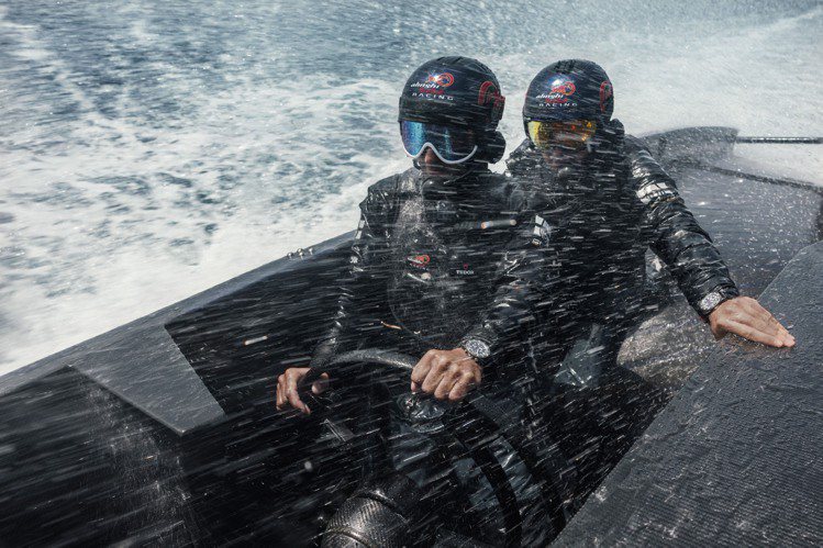 帝舵與阿靈基紅牛帆船隊（Alinghi Red Bull Racing）自2022年展開合作，帝舵並將船體的碳纖維、水翼的鈦金屬與水翼漿葉的精鋼等三種材質，分別轉化於表款設計上。圖／TUDOR提供