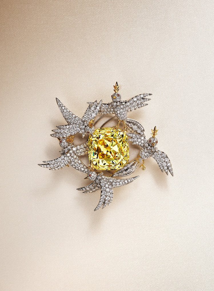 Tiffany & Co.重新設計Tiffany Diamond傳奇黃鑽，靈感源自傳奇設計師Jean Schlumberger的經典石上鳥作品。圖／Tiffany提供