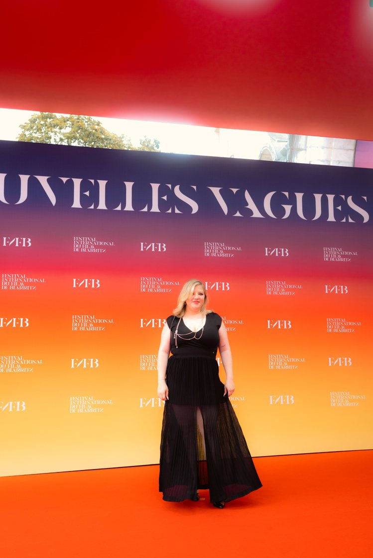 美國導演馬丁史柯西斯女兒、法蘭西絲卡史柯西斯（Francesca Scorsese）擔任本屆評審團成員，穿穿著香奈兒2022/23春夏前導系列黑色長洋裝出席影展閉幕式。圖／香奈兒提供