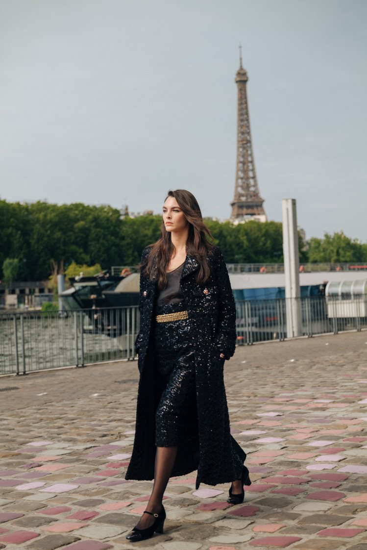 巴黎女子以輕鬆自在的態度駕馭薄紗與綴滿亮片的男士長大衣。圖／香奈兒提供