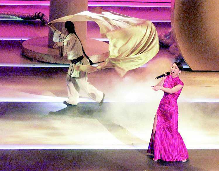 歌手李玟在奧斯卡頒獎典禮上演唱入圍最佳電影歌曲的「臥虎藏龍」主題曲「月光愛人」。(路透)