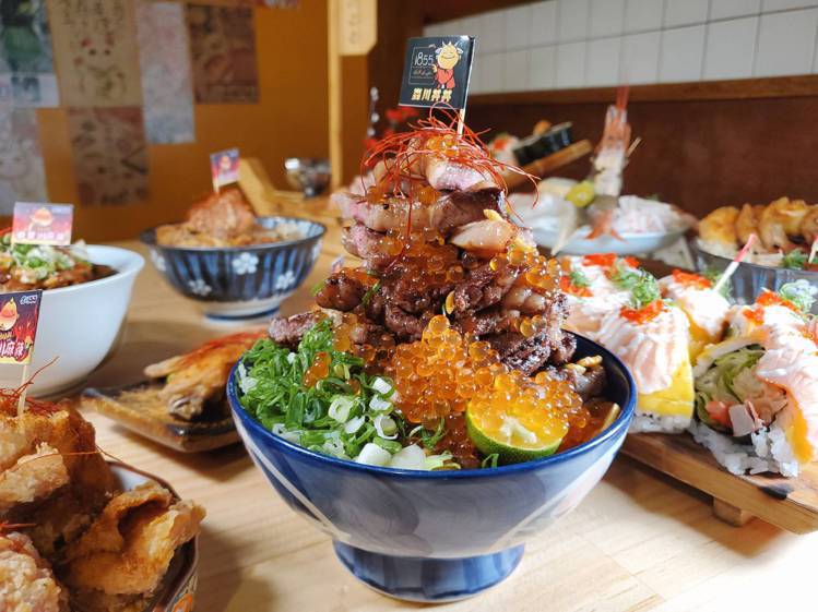 「森川丼丼」以浮誇的料理風格著稱。記者陳睿中／攝影