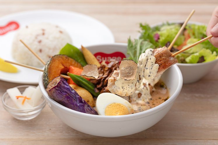 Suage北海道湯咖哩推出「黑松露脆皮雞腿肉串湯咖哩」，420元。圖／慕里諾餐飲提供