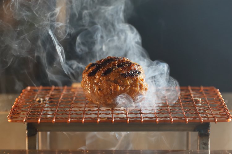 挽肉と米的漢堡排採「鹿兒島A5和牛」製作，比日本版本再升級。記者陳睿中／攝影