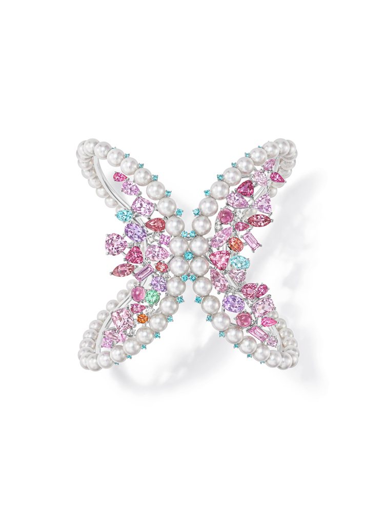 Flourish手環，18K白金鑲嵌4-6mm阿古屋珍珠、鑽石、帕拉依巴碧璽及各色彩寶。圖／TASAKI提供