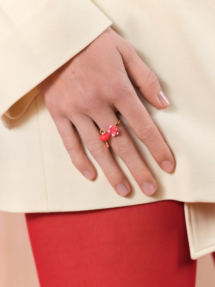 Les Néréides珊瑚紅迷你芭蕾戒指，3,600元。圖／惇聚國際提供