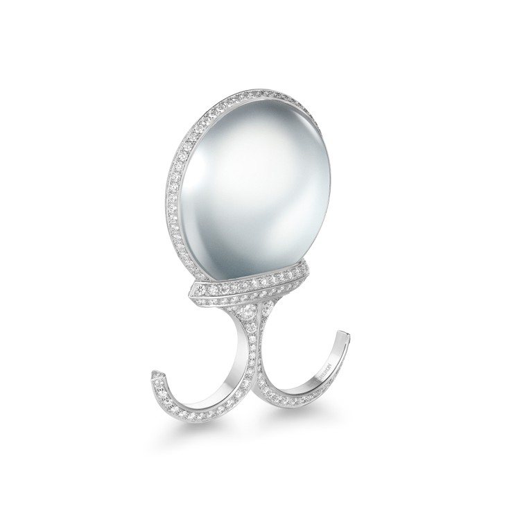 Pearl Soap Bubble戒指，鋁和白金密鑲鑽石、珍珠母貝飾以藍寶石玻璃。圖／BOUCHERON提供