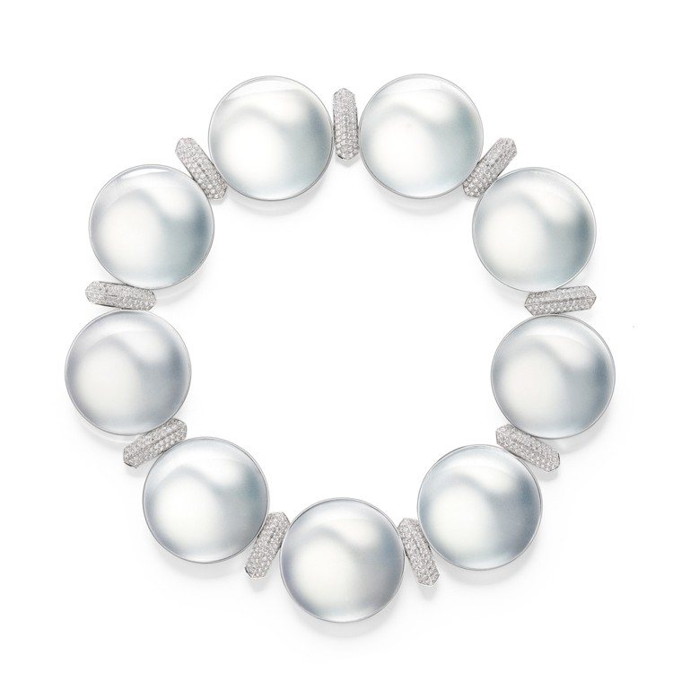 Pearl Soap Bubble項鍊，鋁和白金密鑲鑽石、珍珠母貝飾以藍寶石玻璃。圖／BOUCHERON提供