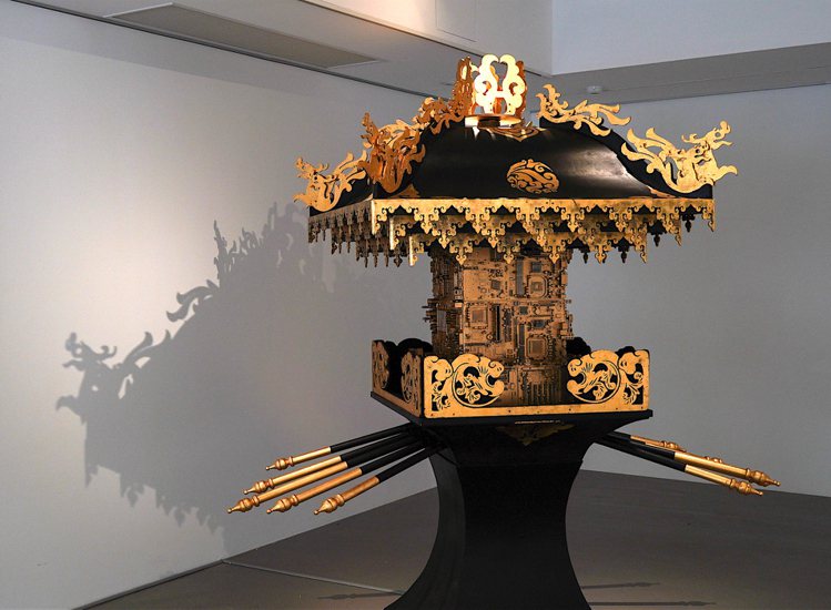本次特展的裝置藝術《神轎》，由藝術家黃贊倫運用木材、夾板、銅箔、機件與電腦零件所創作。圖／金車文教基金會提供