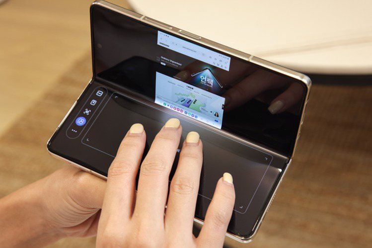 Samsung Galaxy Z Fold5的「Flex模式觸控板」新增以3指觸控即可操作返回、4指則可快速叫出應用程式選單。記者李政龍／攝影