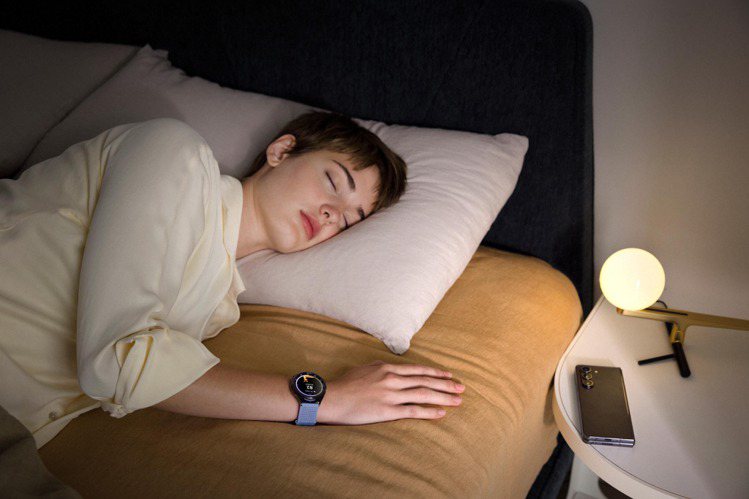 Samsung Galaxy Watch6系列睡眠管理再升級，搭配全新空氣感織布錶帶，不受干擾舒適入眠。圖／三星提供