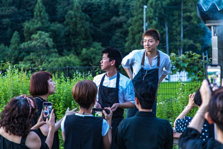 稗田良平（左）與糸井章太為眾人說明菜色。照片提供／內木洋一