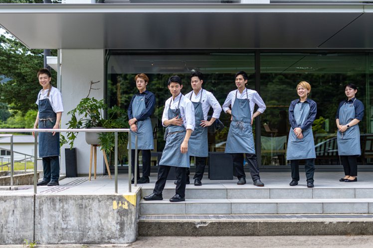 糸井章太（左）率領一票年輕團隊入主「Auberge eaufeu」飯店內的餐廳。照片提供／內木洋一
