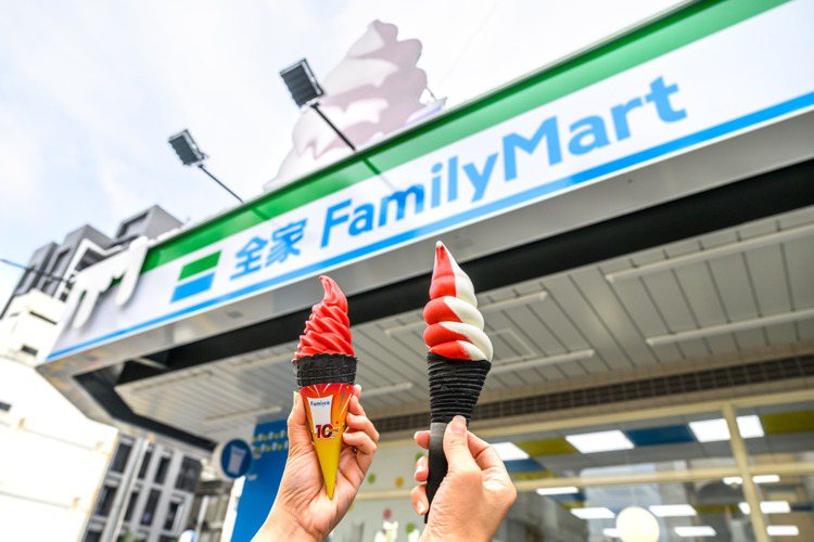 全家便利商店8月5日起推出Fami!ce期間限定10週年口味「莓好時光霜淇淋」， 搭配限量日本進口黑色餅皮，美味又吸睛。圖／全家便利商店提供