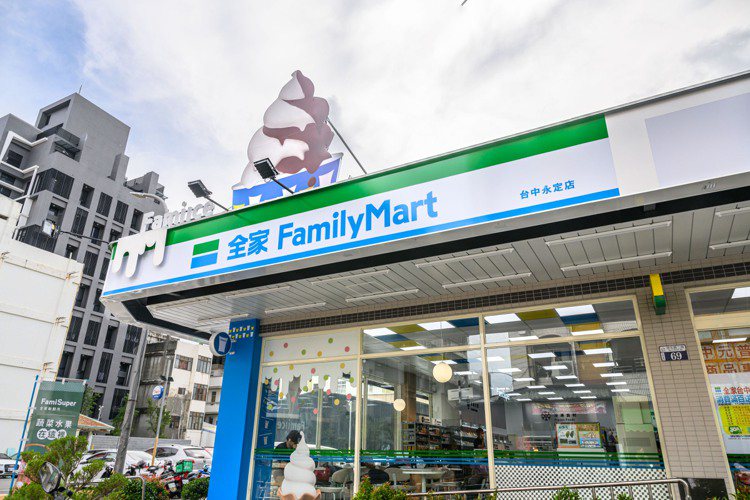 歡慶Fami!ce霜淇淋邁入10週年，全家便利商店於「台中永定店」打造Fami!ce品牌體驗店。圖／全家便利商店提供