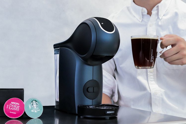 全新旗艦機款Genio S Touch智慧觸控膠囊咖啡機，突破過往柔美風格，機身材質、選色從活潑亮面改為低調沉穩的星曜灰消光烤漆，為整體增添紳士科技精品質感。圖／雀巢提供