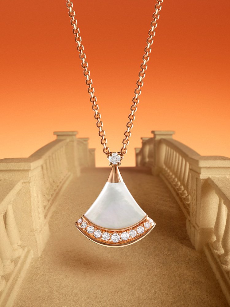 BVLGARI DIVAS' DREAM系列玫瑰金珍珠母貝鑲鑽項鍊，約11萬元。圖／寶格麗提供
