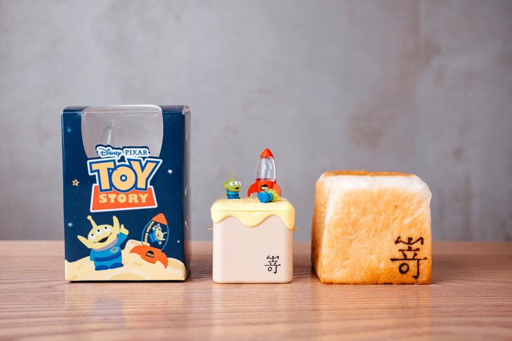 憑「迷你三眼怪造型爆米花桶悠遊卡」，可享購買生吐司8折的優惠。圖／SAKImoto Bakery提供