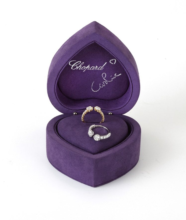 L'Heure du Diamant系列搭配限定紫色愛心絲絨戒指盒。圖／蕭邦提供