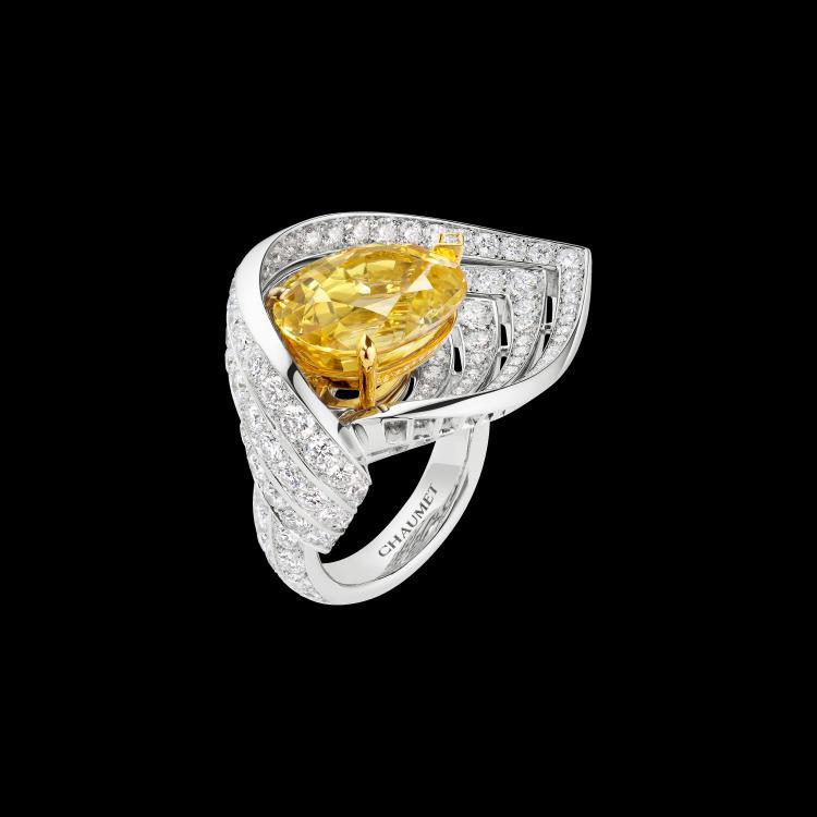 Arum海芋18K白金和黃金戒指，鑲嵌鑽石的白K金幾何線條的花萼環繞黃色剛玉花蕊。圖／CHAUMET提供