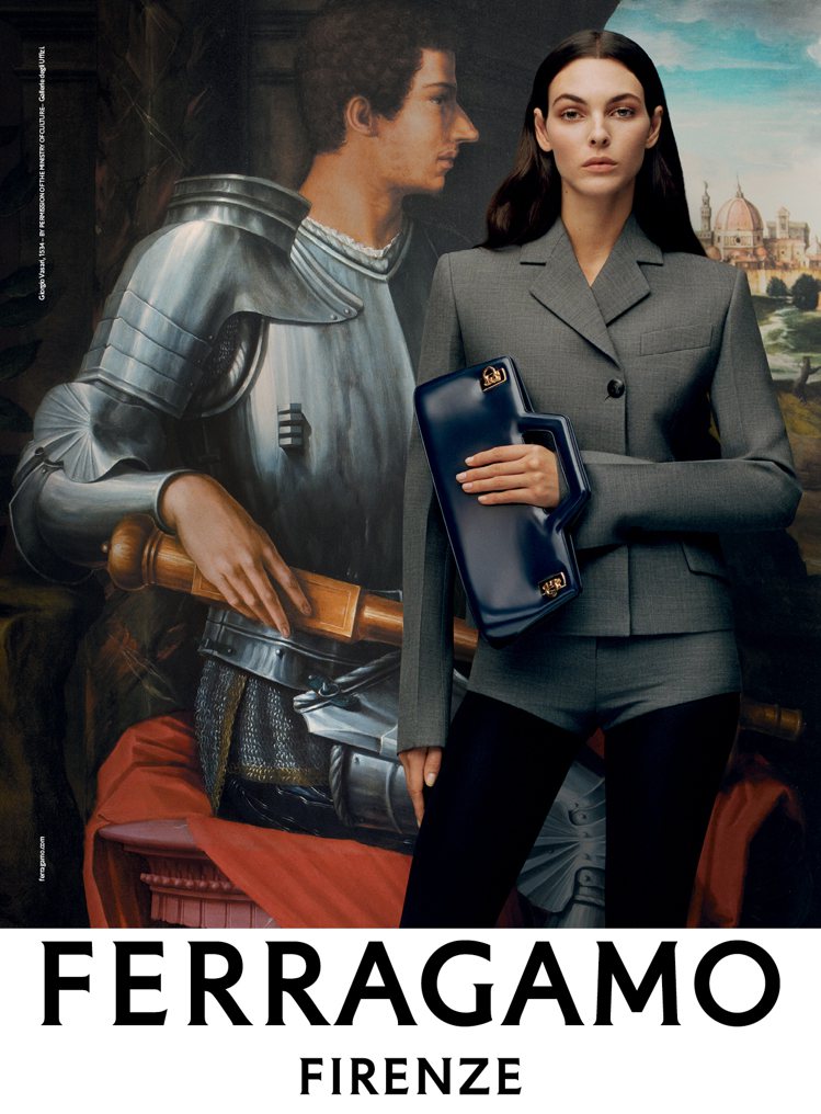 模特兒於Giorgio Vasari名作《Portrait of Alessandro de Medici》前演繹FERRAGAMO秋冬西裝短褲套裝和Wanda包，圖片由義大利文化部及烏菲茲美術館授權。圖／FERRAGAMO提供