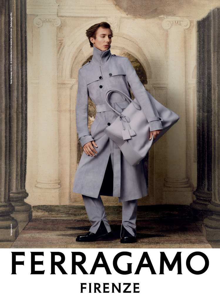 模特兒於Paolo Veronese名作《Annunciation》前演繹FERRAGAMO秋冬男裝與包款，圖片由義大利文化部及烏菲茲美術館授權。圖／FERRAGAMO提供