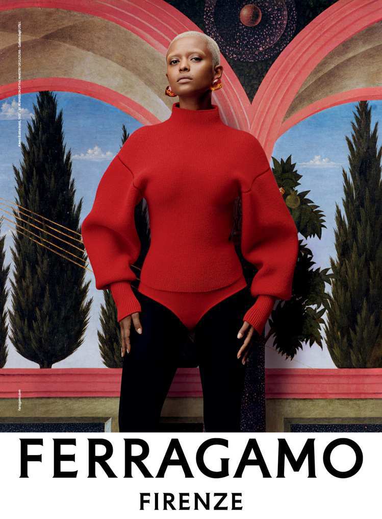 模特兒穿FERRAGAMO秋冬鮮紅針織衫，於Alesso Baldovinetti名作《Annunciation》前拍攝最新形象，圖片由義大利文化部及烏菲茲美術館授權。圖／FERRAGAMO提供