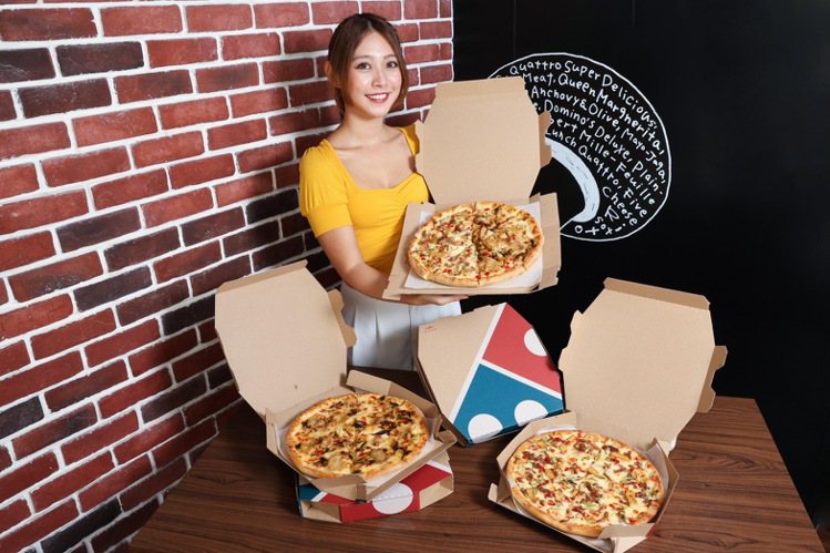 達美樂新推出客家小炒披薩、梅干扣肉披薩、客家雙喜披薩。圖／達美樂提供