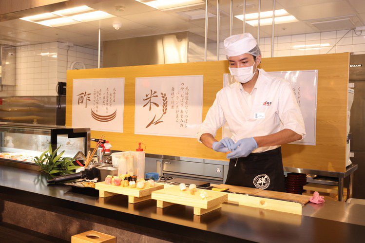 「鮮選壽司」首次登陸台灣，使用於店內現碾的日本米，職人現點現做。記者王聰賢／攝影