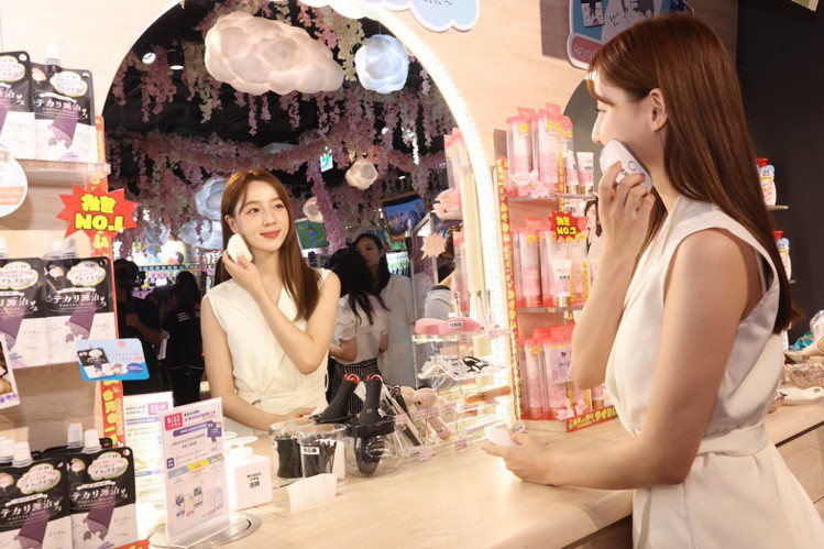 台灣首次開設日系美妝專區，集結了許多可愛的日本美妝保養品外，更不定期與日本美妝品牌線上連線。記者王聰賢／攝影