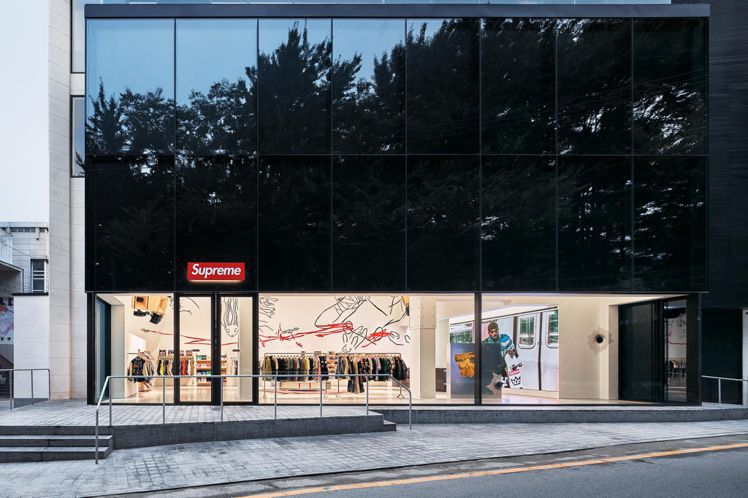 在亞洲積極開新店的殿堂級潮牌Supreme則選在南韓首爾的新沙洞，打造全新概念店，這也是品牌在全球第16間分店。圖／摘自品牌官網