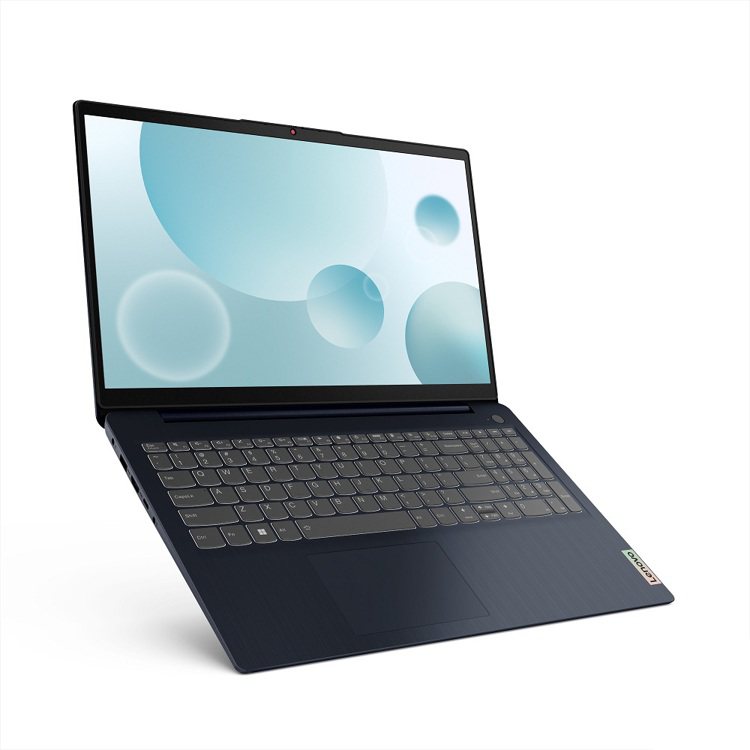 momo購物網即日起至9月17日強推「開學換新季」活動，「Lenovo 15.6吋i5輕薄筆電（深淵藍）」活動價16,990元。圖／momo購物網提供