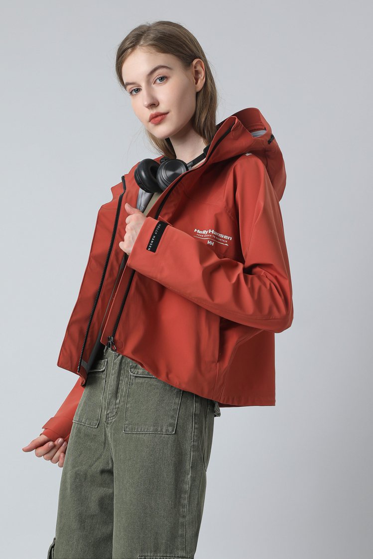 Helly Hansen H2EXPLORER系列女款健行夾克，17,800元。圖／Helly Hansen提供