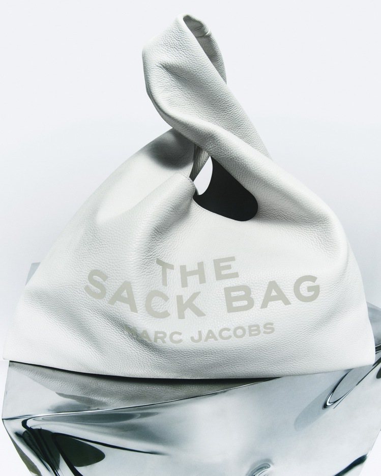 秋冬系列全新包款The Sack Bag包袱包。圖／Marc Jacobs提供