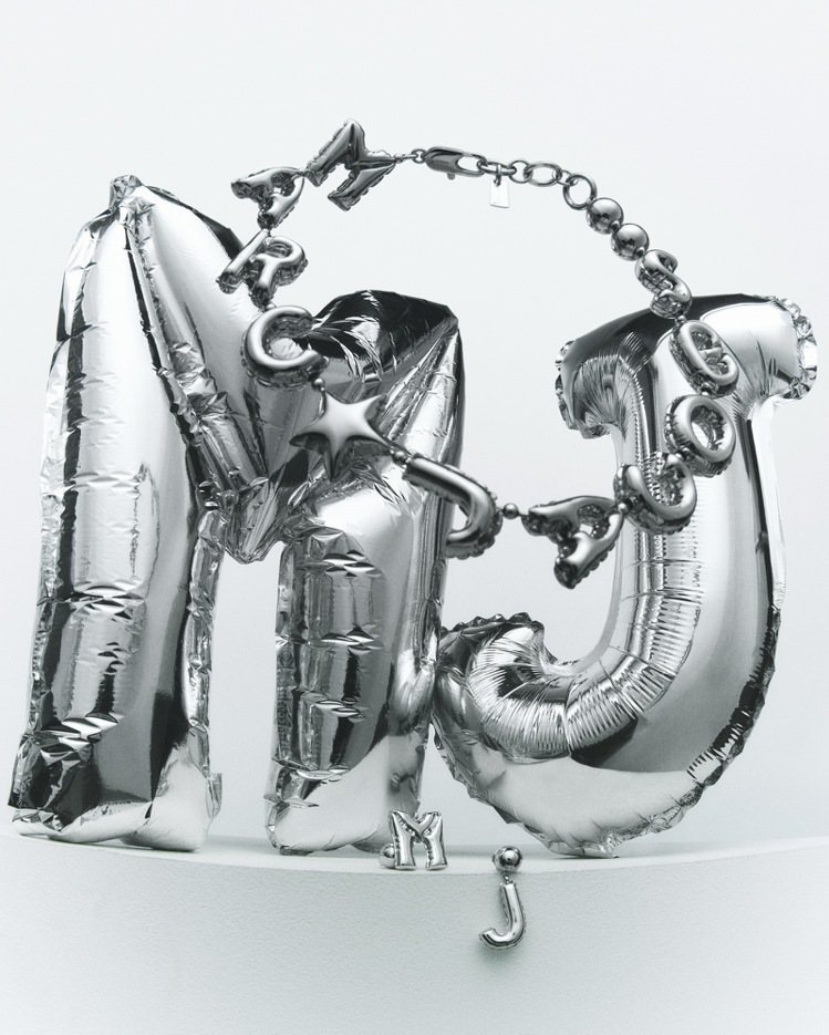 Marc Jacobs銀色鏡面字母氣球飾品。圖／Marc Jacobs提供